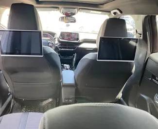 Арендуйте Peugeot 2008 2023 в Турции. Топливо: Дизель. Мощность: 120 л.с. ➤ Стоимость от 45 USD в сутки.